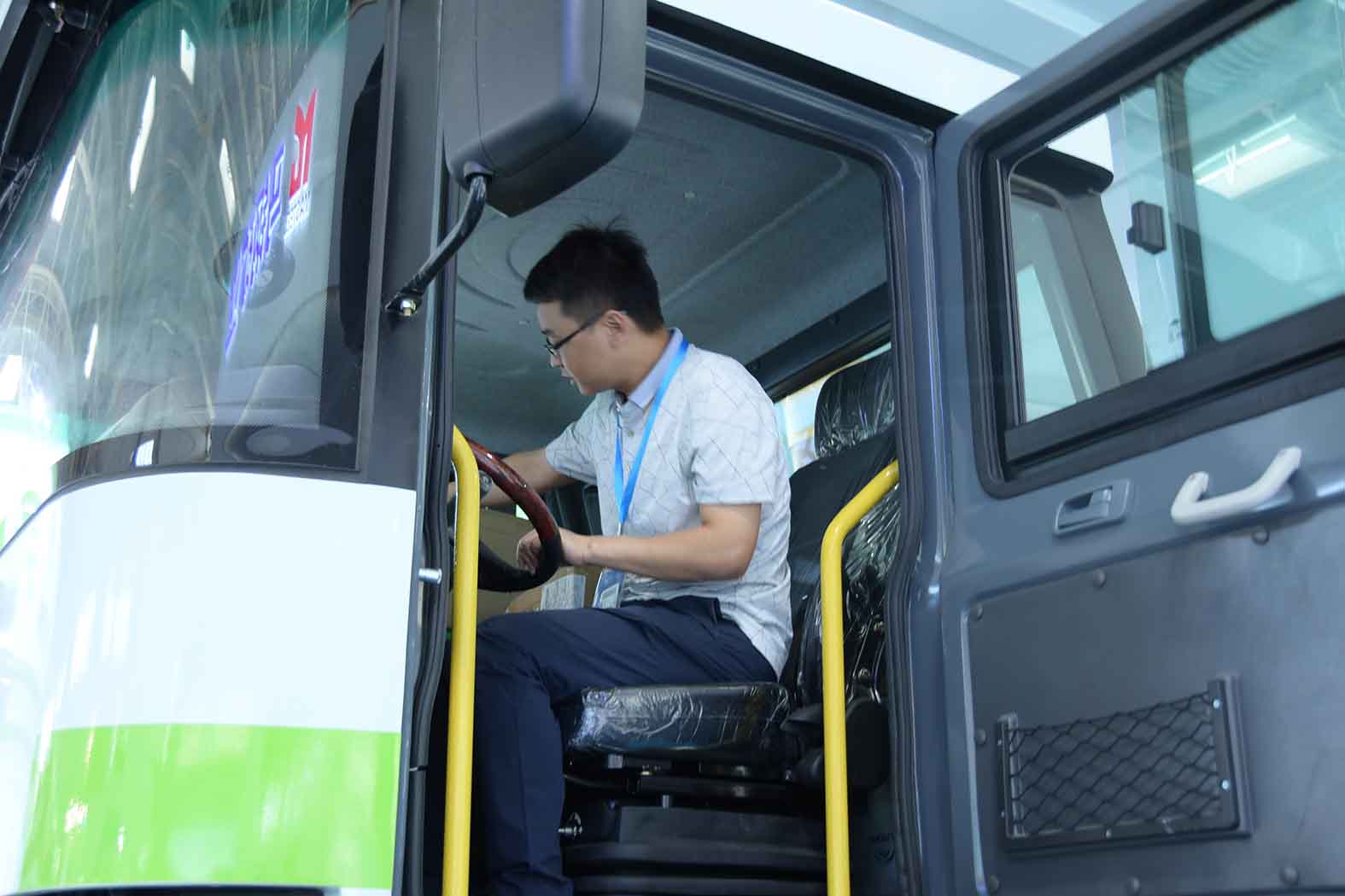 引领未来▲亿万先生MR纯电动矿用车闪耀2019CIME展会